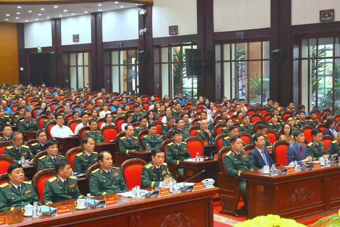 Tham dự chương trình có lãnh đạo, đại biểu các cơ quan, đơn vị trong và ngoài Quân đội; các tập thể, cá nhân đoạt Giải thưởng Lao động sáng tạo trong Công đoàn Quân đội lần thứ nhất