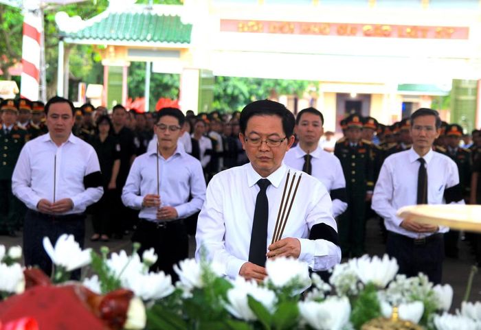 Phó Thủ tướng Chính phủ Hồ Quốc Dũng dâng hoa, dâng hương tưởng niệm các Anh hùng liệt sĩ.
