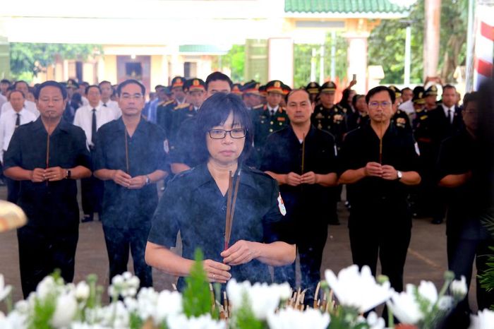 Bà Nguyễn Thị Thanh Lịch - Phó Chủ tịch UBND tỉnh Gia Lai, Trưởng Ban Chuyên trách, và các thành viên Ban Chuyên trách tỉnh Gia Lai, dâng hoa, dâng hương tưởng niệm các Anh hùng liệt sĩ.