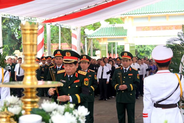 Thượng tướng Nguyễn Văn Gấu - Thứ trưởng Bộ Quốc phòng, Phó Trưởng Ban Chỉ đạo quốc gia về tìm kiếm, quy tập và xác định danh tính hài cốt liệt sĩ, dâng hoa, dâng hương tưởng niệm các Anh hùng liệt sĩ.