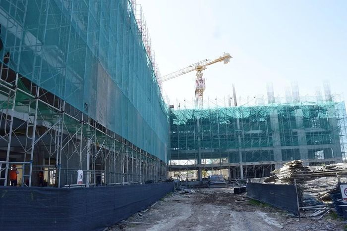 Một dự án nhà ở xã hội tại phường Vinh Lộc đang gấp rút được hoàn thiện.