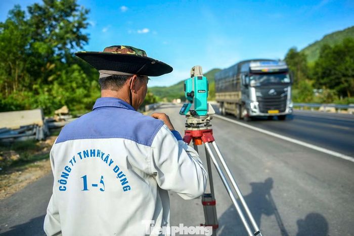 Đơn vị thi công đang tiến hành đo đạc để thực hiện nút giao kết nối đường 601 với đường Hồ Chí Minh qua phường Hải Vân.