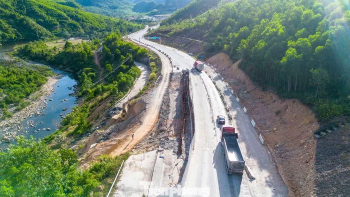 Tuy nhiên, dọc tuyến vẫn còn một số vị trí sạt lở mái taluy xuất hiện từ cuối năm 2025 đến nay vẫn chưa được xử lý.