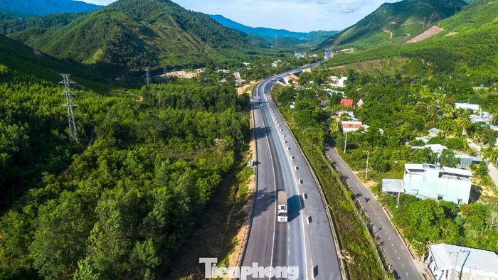 Vừa qua, Bộ Xây dựng vừa phê duyệt điều chỉnh chủ trương đầu tư dự án mở rộng cao tốc La Sơn - Hòa Liên, nâng tổng mức đầu tư từ 3.010 tỷ đồng lên hơn 3.270 tỷ đồng để bổ sung các hạng mục phục vụ khai thác và tăng cường bảo đảm an toàn giao thông trên tuyến kết nối TP. Huế với TP. Đà Nẵng.