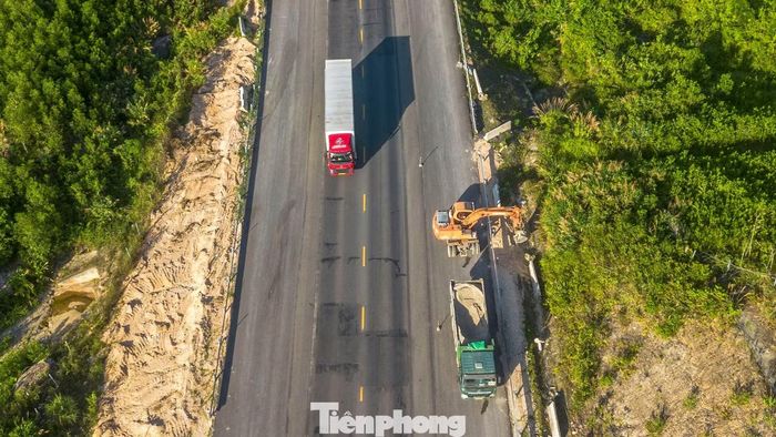 Cùng với mặt đường, hạng mục hộ lan an toàn giao thông cũng cơ bản hoàn thành.