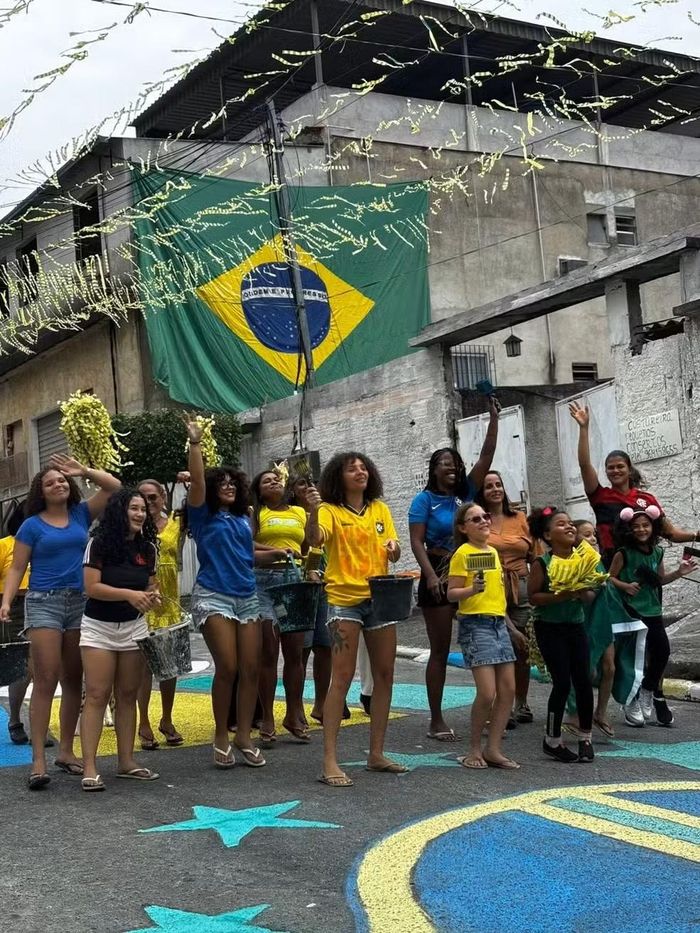 Người Brazil háo hức sơn lại đường phố