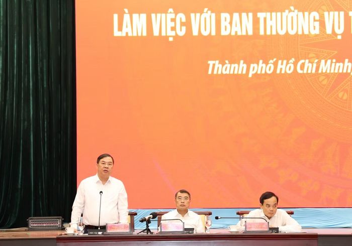 Phó Thủ tướng Thường trực Chính phủ Phạm Gia Túc trao đổi.