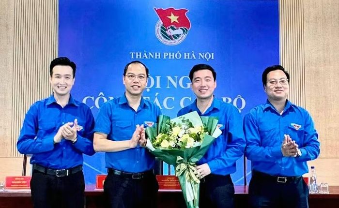 Thường trực Thành Đoàn tặng hoa chúc mừng anh Dương Minh Đức - tân Phó Bí thư Thành Đoàn Hà Nội. Ảnh: TĐHN