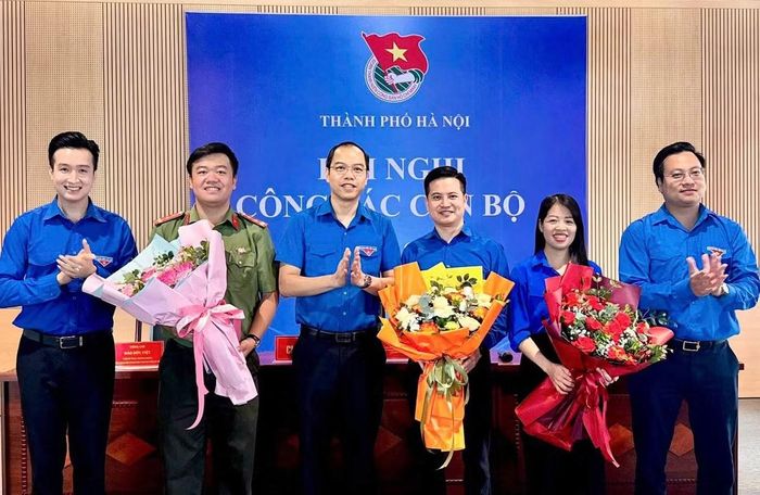 Thường trực Thành Đoàn tặng hoa chúc mừng các tân Ủy viên Ban Thường vụ Thành Đoàn Hà Nội. Ảnh: TĐHN
