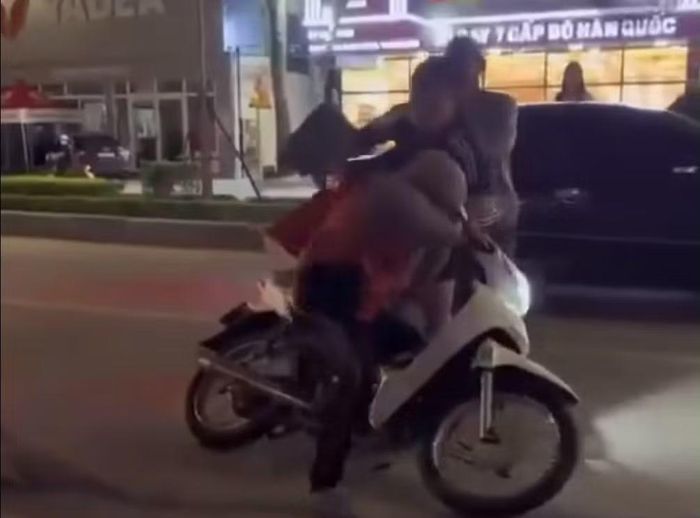 Hình ảnh nam shipper bị hành hung giữa đường.