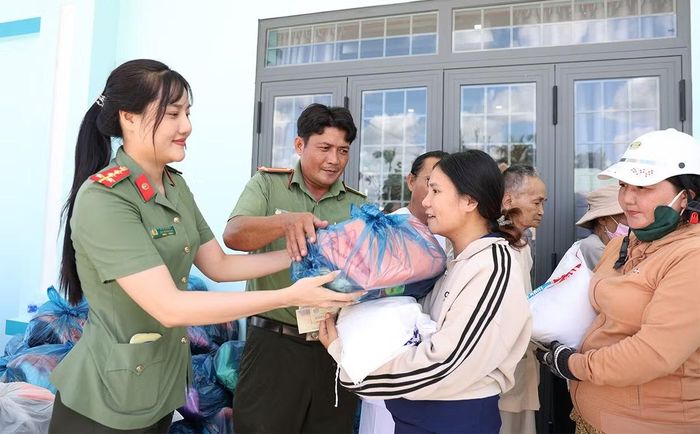 Trao quà cho người dân khó khăn tại xã Vĩnh Thuận. Ảnh: A. Tầm