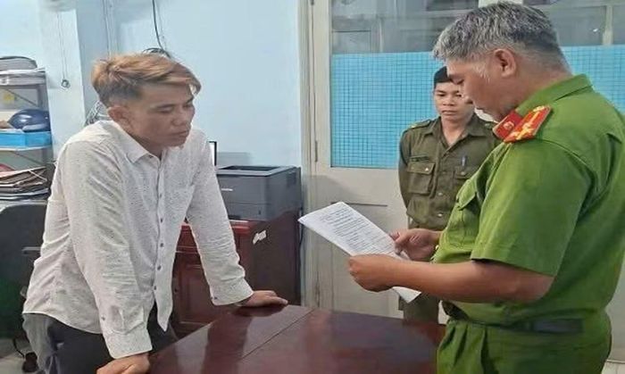 Cơ quan điều tra tống đạt quyết định tố tụng đối với Phan Minh Tài.