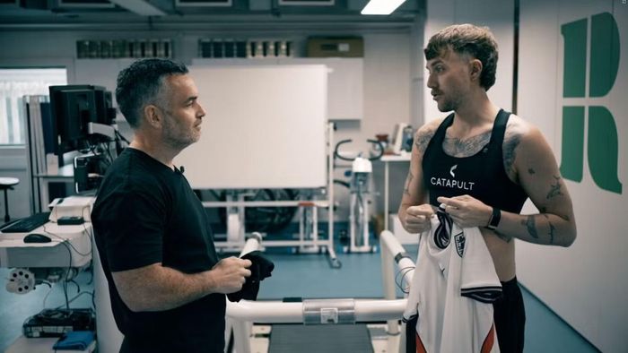  Phóng viên Roman Kemp của Sky Sports News (bên phải) trong một thử nghiệm giả lập môi trường nóng ẩm tại sân đấu World Cup 2026. 