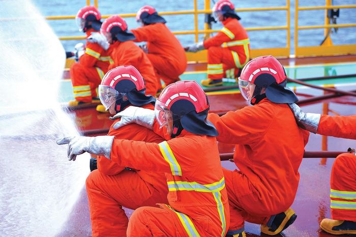 Người lao động Petrovietnam diễn tập ứng cứu sự cố trên công trình biển