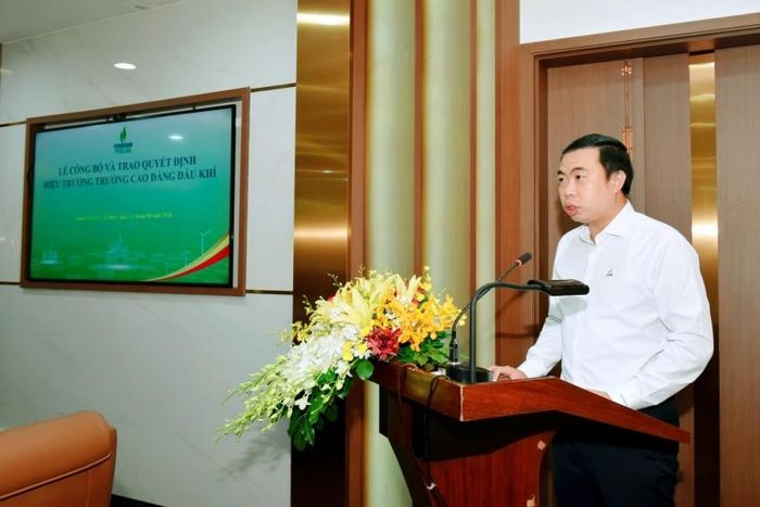 Ông Lê Phương – Phó Trưởng Ban Quản trị Nguồn nhân lực Tập đoàn công bố quyết định bổ nhiệm.