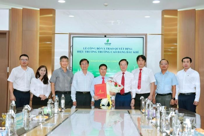 Lãnh đạo Tập đoàn và lãnh đạo PV College tại buổi lễ.