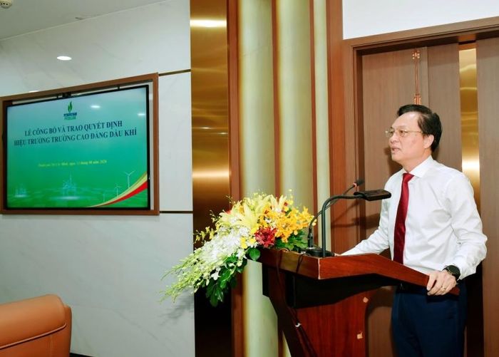 Ông Bùi Minh Tiến – Thành viên HĐTV Petrovietnam, tin tưởng trên cương vị mới, tân Hiệu trưởng Ngô Xuân Hưng sẽ tiếp tục phát huy năng lực, cùng tập thể PVCollege hoàn thành xuất sắc các trọng trách được giao.