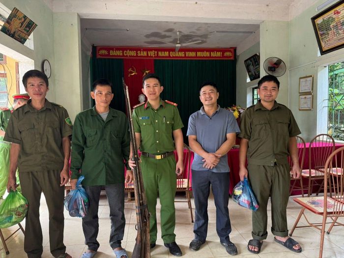 Vận động người dân giao nộp súng, vũ khí nguy hiểm.