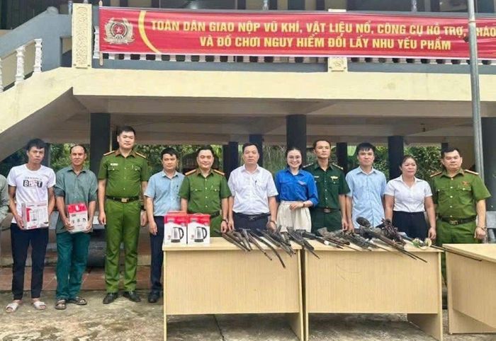 Nhiều cách làm hay, hiệu quả trong vận động người dân giao nộp súng, vũ khí.