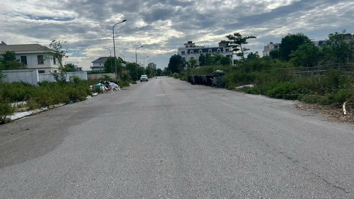 Tuyến đường gần Trạm y tế Đông Hải trở thành nơi tập kết rác.