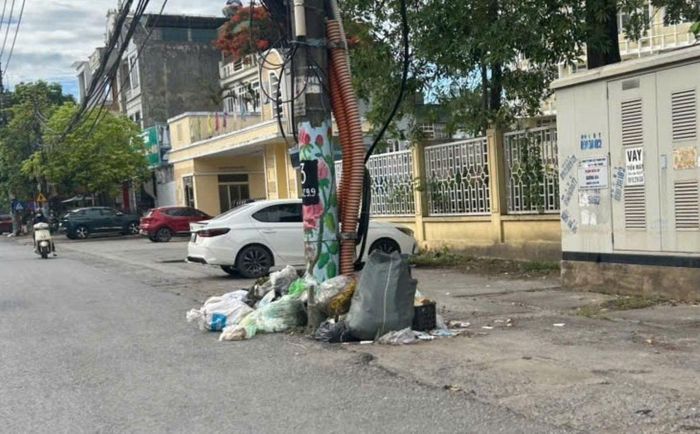 Rác thải sinh hoạt vứt bừa ra đường.