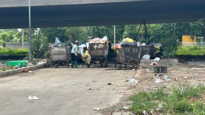 Gầm cầu vượt trở thành điểm tập kết rác.