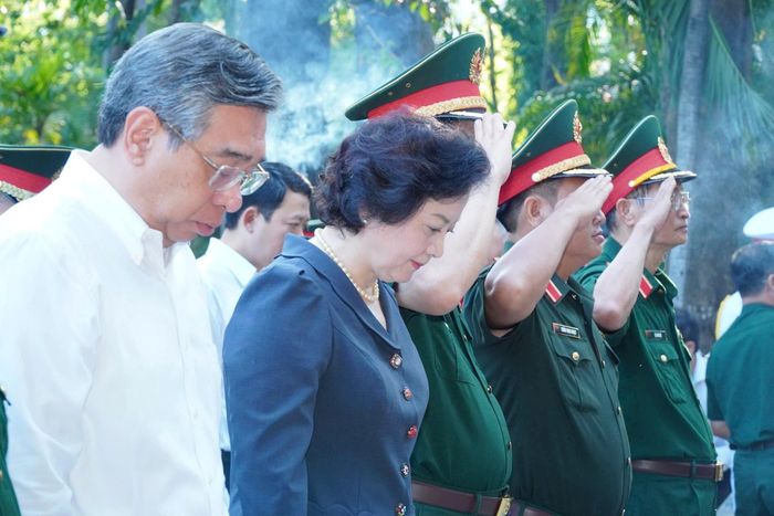 Phó Thủ tướng Phạm Thị Thanh Trà và các đại biểu tưởng nhớ các liệt sĩ đã hy sinh.