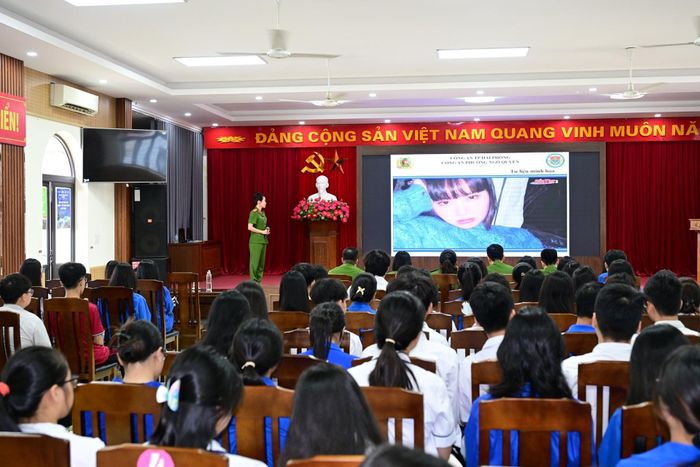 Báo cáo viên truyền đạt các chuyên đề với nội dung thiết thực, phù hợp với tình hình thực tiễn hiện nay.