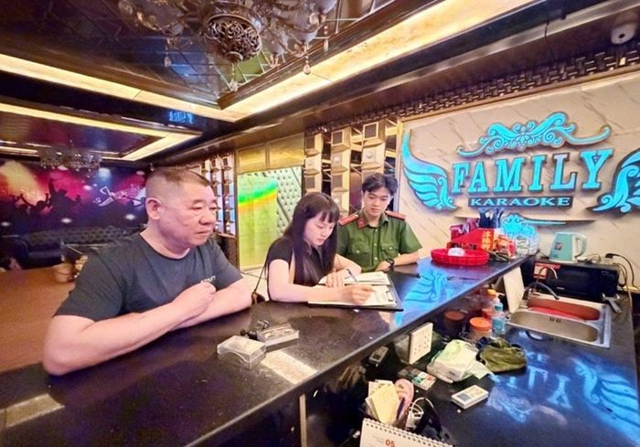 Công an phường Bãi Cháy kiểm tra, ký cam kết chấp hành các quy định về phòng chống ma túy, an ninh trật tự đối với các cơ sở karaoke, bar, pub, vũ trường trên địa bàn.