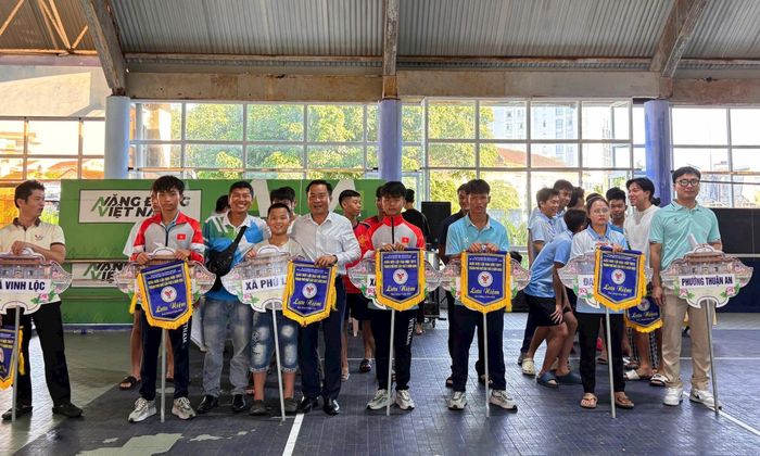 Tặng cờ lưu niệm cho các đội tham gia giải.