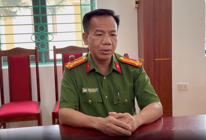 Thượng tá Trịnh Xuân Hiệp, Trưởng Công an xã Văn Bàn trao đổi với phóng viên Báo Công lý.