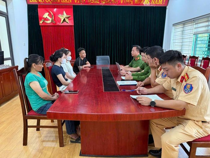 Cơ quan chức năng làm việc với người vi phạm.