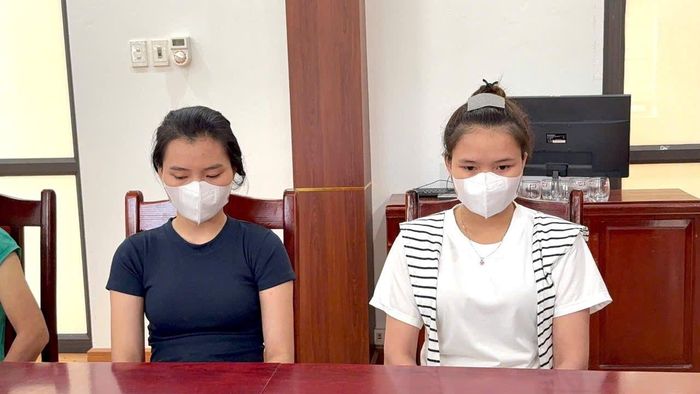 Hai thiếu nữ vi phạm giao thông làm việc tại Công an xã Văn Bàn (Lào Cai).