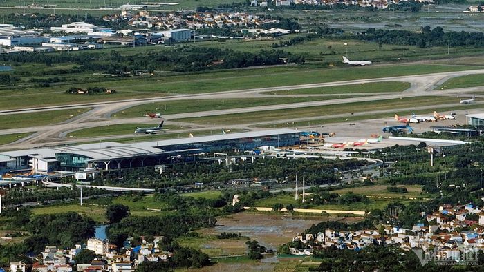 Nhiều chuyến bay đi đến sân bay Nội Bài bị ảnh hưởng do xuất hiện UAV và diều. Ảnh: Hoàng Hà
