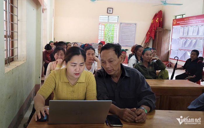 Chị Đặng Thị Hiền - chuyên viên Phòng Văn hóa xã Tam Thái, tại buổi xuống bản hỗ trợ người dân giải quyết các vấn đề phát sinh. Ảnh: Đ.H