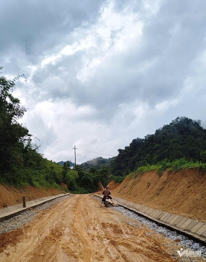 Đường vào bản người Mông ở bản Phá Lõm - Ảnh: Đ.H