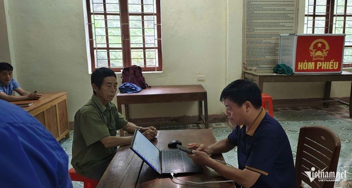 Ông Xồng Nhịa Mai ở bản Phá Lõm đến nhà văn hóa bản gặp cán bộ để trao đổi, tìm hiểu thông tin liên quan đến việc giải quyết các thủ tục hành chính. Ảnh: Đ.H