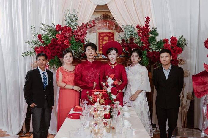 Bố mẹ Nhi (ngoài cùng bên phải), bố mẹ chú rể (ngoài cùng bên trái) chụp ảnh kỷ niệm trong hôn lễ của các con