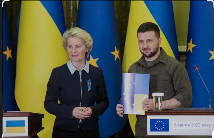 Chủ tịch Ủy ban châu Âu Ursula von der Leyen và Tổng thống Ukraine. Ảnh: EPA