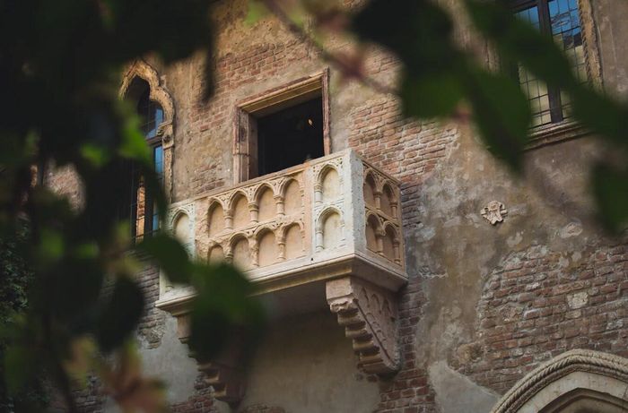 Ban công ngôi nhà Casa di Giulietta. Ảnh: Medium