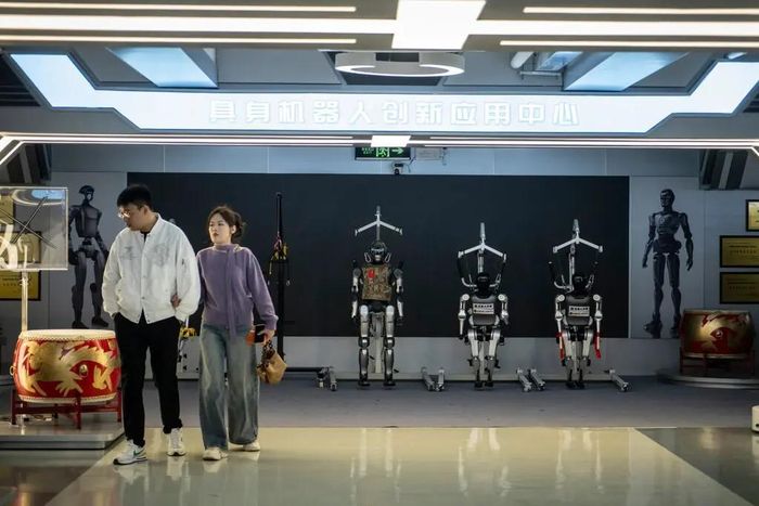 Một chợ điện tử tại Thâm Quyến, nơi robot hình người được bày bán, cho thuê. Ảnh: NYT