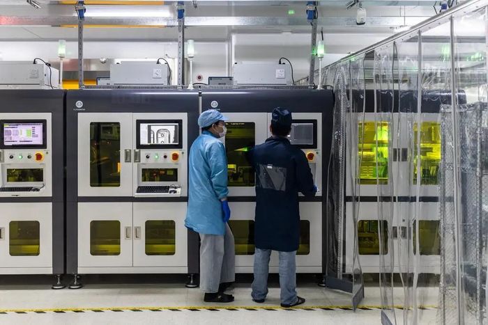 Kỹ thuật viên tại Thâm Quyến đang lắp ráp các cảm biến dùng trên robot. Ảnh: NYT