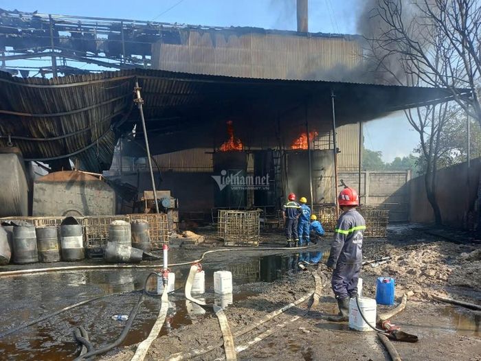 Lực lượng chữa cháy tiếp tục phun hóa chất để khống chế đám cháy. Ảnh: Quang Hưng