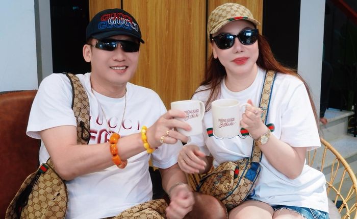 Ông xã đồng hành với Hồ Quỳnh Hương tới phòng tập. 