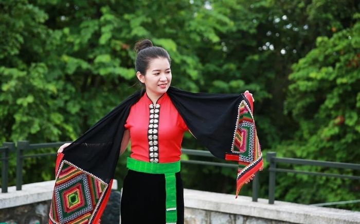 Phụ nữ dân tộc Thái luôn gắn bó với chiếc khăn Piêu. Ảnh: Báo Lào Cai