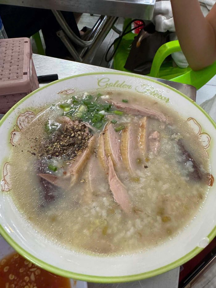 Món cháo vịt sánh quyện, thơm ngậy có giá chỉ từ 10.000 đồng. Ảnh: Ha Oanh