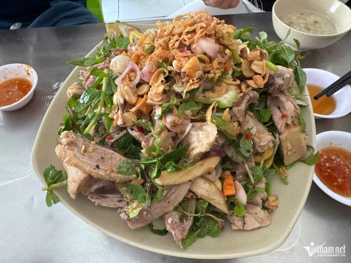 Món gỏi vịt gây ấn tượng cả về hình thức lẫn hương vị