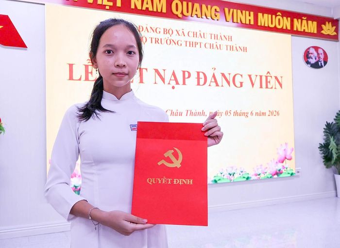 Những học sinh dân tộc Khmer như Kim Tiến đang viết tiếp câu chuyện về ý chí vươn lên bằng tri thức. Ảnh: Tào Đạt