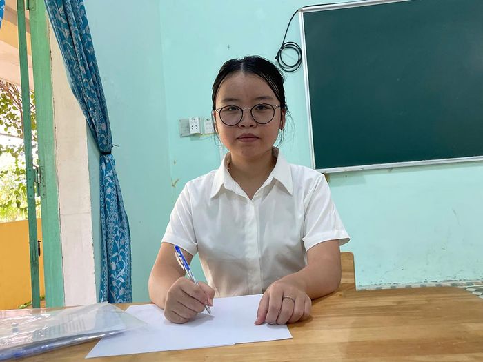 "Em mong sẽ đậu vào ngành học yêu thích để sau này có thể đỡ đần cho mẹ, phụ giúp các em”, Lê Vy cho biết. Ảnh: Huy Trường