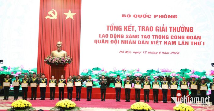 7 tập thể và 14 cá nhân đã được nhận bằng khen của Bộ trưởng Bộ Quốc phòng